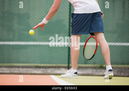 Junge Tennisspieler zu dienen Stockfoto