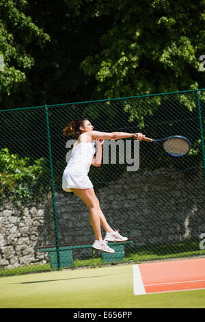 Hübsche Tennisspieler er die Kugel Stockfoto