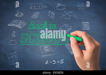 Zusammengesetztes Bild von Hand mit blau Kreide Stockfoto