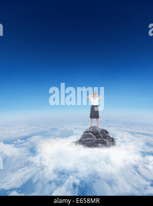 Zusammengesetztes Bild schockiert elegante Geschäftsfrau Blick durch ein Fernglas Stockfoto