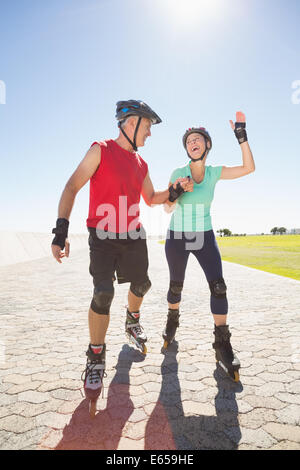 Älteres Paar Inline-Skating auf der Pier passen Stockfoto