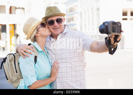 Happy Tourist paar die ein Selbstporträt in der Stadt Stockfoto