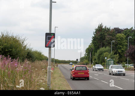 Digitalen Weg Zeichen Warnung Fahrer nicht, mobile Geräte zu verwenden, während der Fahrt. North Walsham, Norfolk Stockfoto