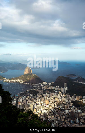 Brasilien, Rio De Janeiro, Panorama der Stadt von den Corcovado in einem bewölkten Tag gesehen Stockfoto