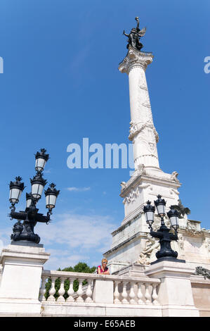 Frau trage Sonnenbrille, die girondistischen Spalte, Place des Quinconces, Bordeaux, Gironde, Frankreich, Europa Stockfoto