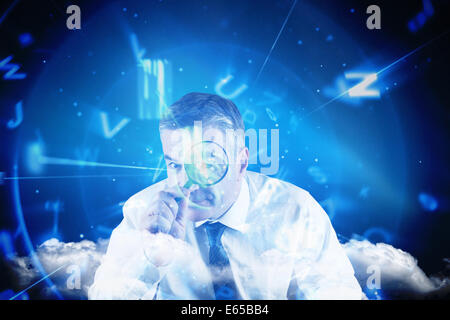 Zusammengesetztes Bild des fokussierten Geschäftsmann mit Lupen Stockfoto