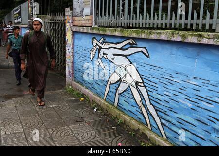 Bangladeshi student Pass durch ein Wandbild in der Universität von Dhaka. Stockfoto