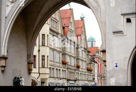 München, Deutschland. 15. August 2014. Ein Blick auf das Luxus-Kaufhaus Oberpollinger (C) in München, Deutschland, 15. August 2014. Österreichische Immobilien-Investor René Benko wird die belagerten Kette mit 83 Filialen von Eigentümer Nicolas Berggruen nächste Woche übernehmen. Benko übernahm bereits den Großteil der Karstadt Sport-Kette und der Premium Group mit Kaufhäusern wie KaDeWe in Berlin und Oberpollinger in München. Foto: Sven Hoppe/Dpa/Alamy Live News Stockfoto