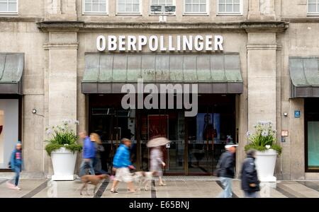 München, Deutschland. 15. August 2014. Ein Blick auf das Luxus-Kaufhaus Oberpollinger in München, Deutschland, 15. August 2014. Österreichische Immobilien-Investor René Benko wird die belagerten Kette mit 83 Filialen von Eigentümer Nicolas Berggruen nächste Woche übernehmen. Benko übernahm bereits den Großteil der Karstadt Sport-Kette und der Premium Group mit Kaufhäusern wie KaDeWe in Berlin und Oberpollinger in München. Foto: Sven Hoppe/Dpa/Alamy Live News Stockfoto