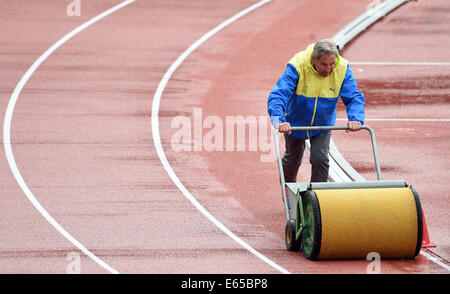 Zürich, Schweiz. 15. August 2014. Ein Arbeiter bereitet die Strecke in die Europäische Leichtathletik Weltmeisterschaften 2014 im Letzigrund Stadion in Zürich, Schweiz, 15. August 2014. Foto: Rainer Jensen/Dpa/Alamy Live-Nachrichten Stockfoto