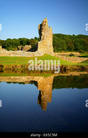 UK, South Wales, Glamorgan, Ogmore Burg & Fluss Ogmore Stockfoto