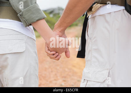 Nahaufnahme von Wandern paar Hand in Hand Stockfoto