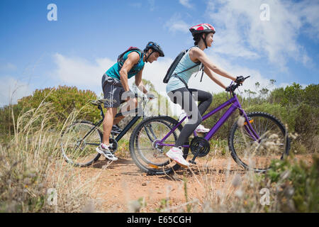 Sportliche paar Mountainbike-Touren Stockfoto