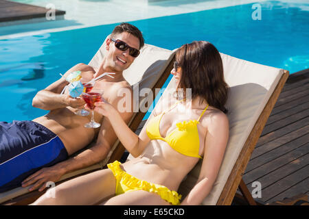 Paar, toasten Getränke Swimming pool Stockfoto