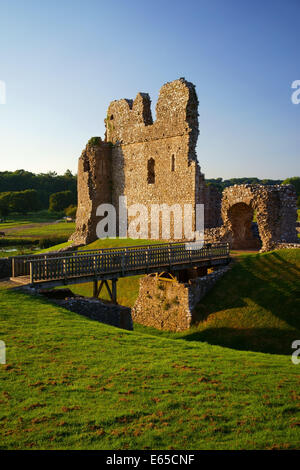 UK, South Wales, Glamorgan, Ogmore Burg & Brücke Stockfoto