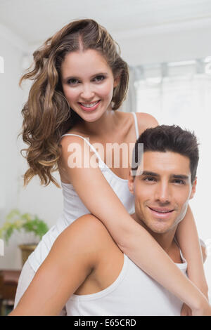 Happy Liebespaar zusammen zu Hause Stockfoto