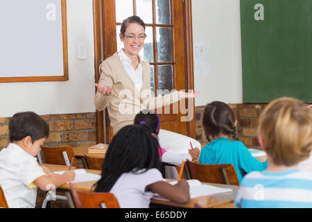 Hübsche Lehrer im Gespräch mit der jungen Schüler im Klassenzimmer Stockfoto