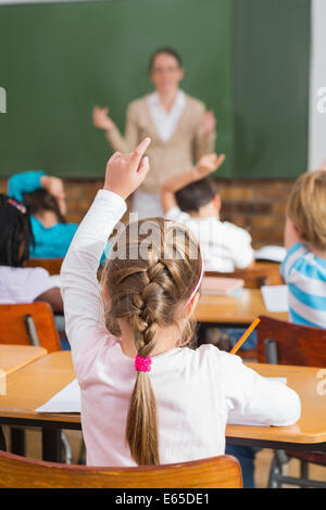 Hübsche Lehrer im Gespräch mit der jungen Schüler im Klassenzimmer Stockfoto