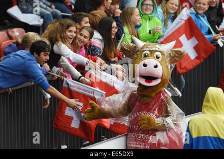 Zürich, Schweiz. 15. August 2014. Das offizielle Maskottchen "Cooly" mit einem Regenmantel jubelt mit den Zuschauern auf den Europäischen Leichtathletik Weltmeisterschaften 2014 im Letzigrund Stadion in Zürich, Schweiz, 15. August 2014. Foto: Rainer Jensen/Dpa/Alamy Live-Nachrichten Stockfoto