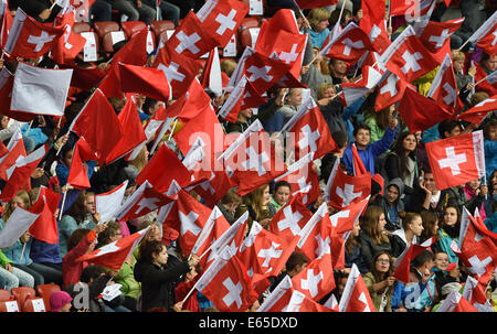 Zürich, Schweiz. 15. August 2014. Unterstützer der Schweiz Welle Flaggen auf der Tribüne an der Europäischen Leichtathletik Weltmeisterschaften 2014 im Letzigrund Stadion in Zürich, Schweiz, 15. August 2014. Foto: Rainer Jensen/Dpa/Alamy Live-Nachrichten Stockfoto