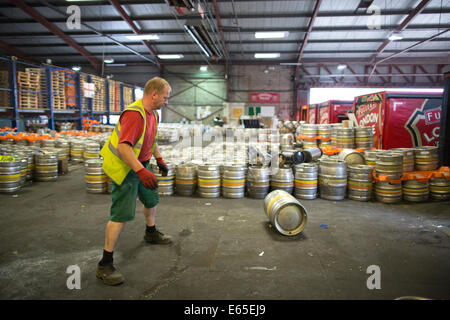 Der Laden-Depot, wo Bier Kegs und Fässer in LKW in Fullers Brauerei gegründet 1845, Chiswick, London UK geladen werden Stockfoto