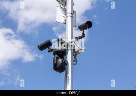 Drei Überwachungskameras auf blauen Himmelshintergrund Stockfoto