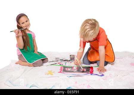 Glückliche kleine Kinder malen auf dem Boden Stockfoto