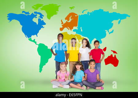 Zusammengesetztes Bild der Grundschule Schüler lächelnd Stockfoto