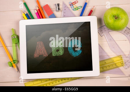 Zusammengesetztes Bild von digital-Tablette auf Schüler-Schreibtisch Stockfoto
