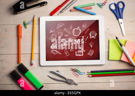 Zusammengesetztes Bild von digital-Tablette auf Schüler-Schreibtisch Stockfoto