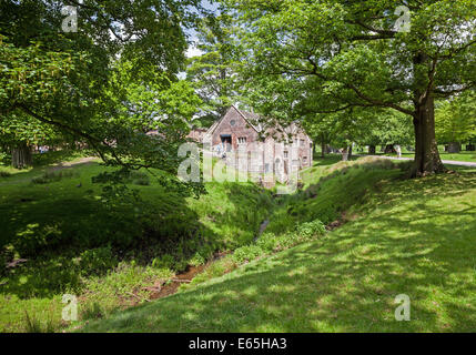 Die Mühle im Park von Dunham Massey Hall Altrincham Cheshire England UK Foto genommen von öffentlichen FUßWEG Stockfoto