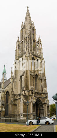 Blick auf den Turm und vor Eingang der ersten Kirche von Otago in Dunedin, Neuseeland Stockfoto