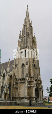 Blick auf den Turm und vor Eingang der ersten Kirche von Otago in Dunedin, Neuseeland Stockfoto