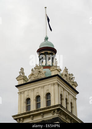 Blick auf die Spitze des Glockenturms auf der historischen Old Railway Station, Dunedin, Otago, Neuseeland Stockfoto