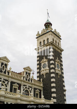 Blick auf den Uhrturm auf dem historischen alten Bahnhof, Dunedin, Otago, Neuseeland Stockfoto