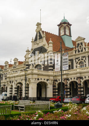 Blick auf die Vorderseite der historischen Old Railway Station, Dunedin, Otago, Neuseeland Stockfoto