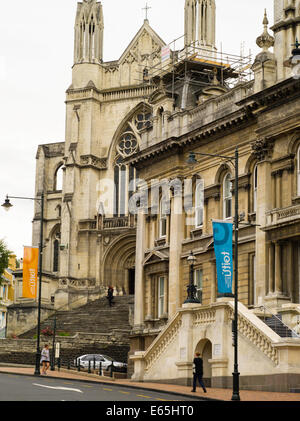 Ein Streetside-Ansicht des Menschen zu Fuß auf der Octagon, die Stadt von Dunedin, New Zealand, mit St. Pauls Kathedrale in der ba Stockfoto