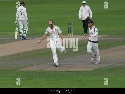 Emirate Old Trafford, Manchester, UK. 15. August 2014. Tom Smith (Lancashire) feiert nehmen die erste Wicket des Morgens, Stoneman gefangen hinter von Davies für 21. Cricket-Lancashire V Durham Manchester, UK Credit: John Fryer/Alamy Live News Stockfoto