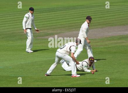 Emirate Old Trafford, Manchester, UK. 15. August 2014. Ashwell Prinz (Lancashire) fällt eine schwierige Chance, aber Lancashire weitergehen, um Durham auf 89-5 beim Mittagessen zu reduzieren. am Vormittag. Cricket-Lancashire V Durham Manchester, UK Credit: John Fryer/Alamy Live News Stockfoto