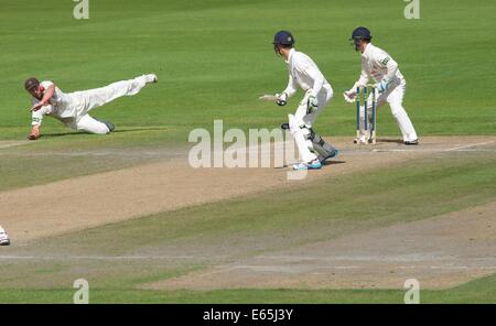 Emirate Old Trafford, Manchester, UK. 15. August 2014. Tom Smith (Lancashire) verpasst eine schwierige Chance, aber Lancashire weitergehen, um Durham auf 89-5 beim Mittagessen zu reduzieren. am Vormittag. Cricket-Lancashire V Durham Manchester, UK Credit: John Fryer/Alamy Live News Stockfoto