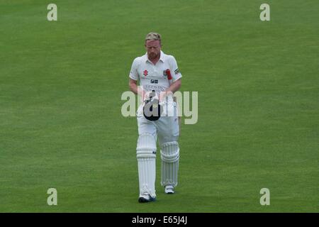 Emirate Old Trafford, Manchester, UK. 15. August 2014. Paul Collingwood, Durham Kapitän verlässt das Feld nach für eine Ente hinter gefangen. Lancashire weitergehen, um Durham auf 89-5 beim Mittagessen zu reduzieren. Cricket-Lancashire V Durham Manchester, UK Credit: John Fryer/Alamy Live News Stockfoto