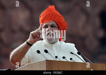 Neu-Delhi. 15. August 2014. Indische Premierminister Narendra Modi hält eine Rede an das Rote Fort, Kennzeichnung der 68. Unabhängigkeitstag in Neu-Delhi, Indien, 15. August 2014. Indische Premierminister Narendra Modi adressierte Freitag die Nation anlässlich der Unabhängigkeitstag, Einlegung einer Beschwerde in der Welt "zu kommen und hier herzustellen". Bildnachweis: Xinhua/Alamy Live-Nachrichten Stockfoto