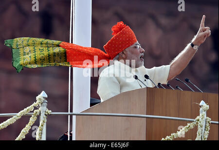 Neu-Delhi. 15. August 2014. Indische Premierminister Narendra Modi hält eine Rede an das Rote Fort, Kennzeichnung der 68. Unabhängigkeitstag in Neu-Delhi, Indien, 15. August 2014. Indische Premierminister Narendra Modi adressierte Freitag die Nation anlässlich der Unabhängigkeitstag, Einlegung einer Beschwerde in der Welt "zu kommen und hier herzustellen". Bildnachweis: Xinhua/Alamy Live-Nachrichten Stockfoto