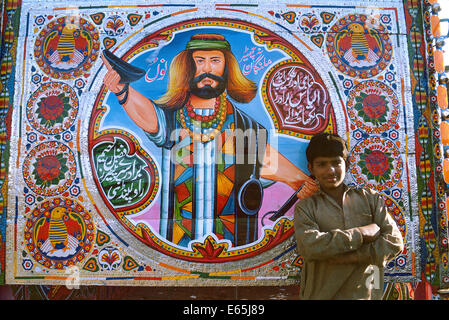 Rückseite eines LKW und junge arbeitet als Helferin in einer Garage (Pakistan) Stockfoto