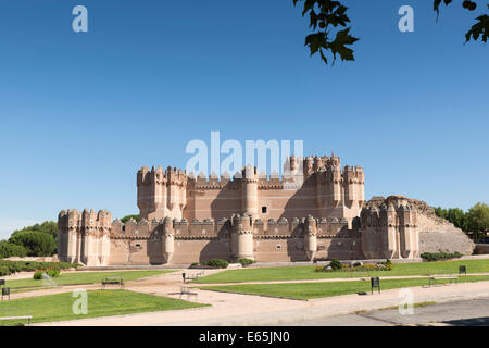 Castillo de Coca Türme, Provinz Segovia, Spanien - eine beeindruckende Burg mitten in der Stadt Coca. Stockfoto