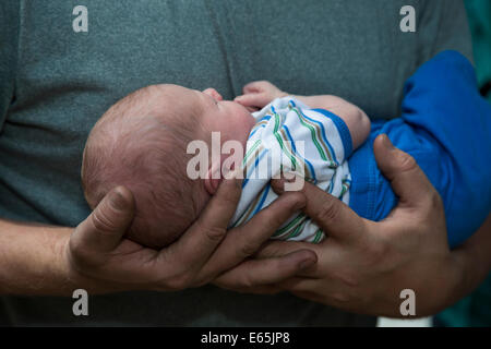 Denver, Colorado - Adam Hjermstad hält seinen zwei-Woche-alten Sohn, Adam Hjermstad Jr. Stockfoto