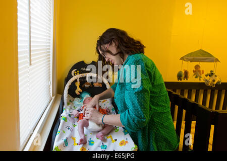 Denver, Colorado - Eine junge Mutter eine Windel auf ihr Wochen alten Sohn. Stockfoto