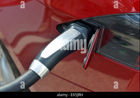 Tesla Model S super Ladestation für Elektroautos an einer Kompressor-station Stockfoto