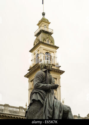 Low-Winkel Blick auf die Statue von Robert Burns und St. Pauls Cathedral, von Octagon, Dunedin, Neuseeland Stockfoto