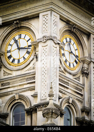 Detaillierte Fotos des Rathauses Clock Tower aus dem Octagon, Dunedin, Neuseeland Stockfoto